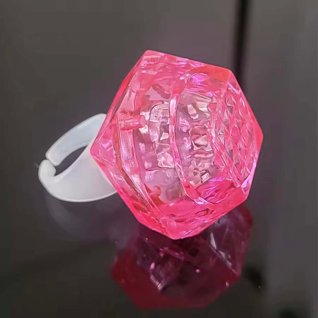 Kristal Tasarımlı Led Glow Işıklı 3 Modlu Pembe Yüzük 3.5 X 5 Cm