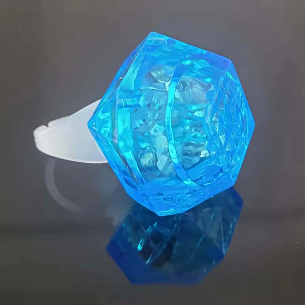 Kristal Tasarımlı Led Glow Işıklı 3 Modlu Mavi Yüzük 3.5 X 5 Cm