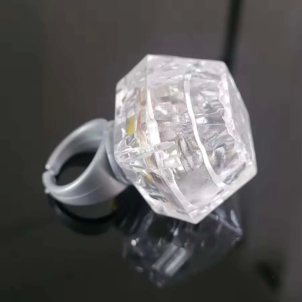 Kristal Tasarımlı Led Glow Işıklı 3 Modlu Gümüş Yüzük 3.5 X 5 Cm