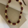 Oval Gold Detaylı Hareli Bordo Kolye