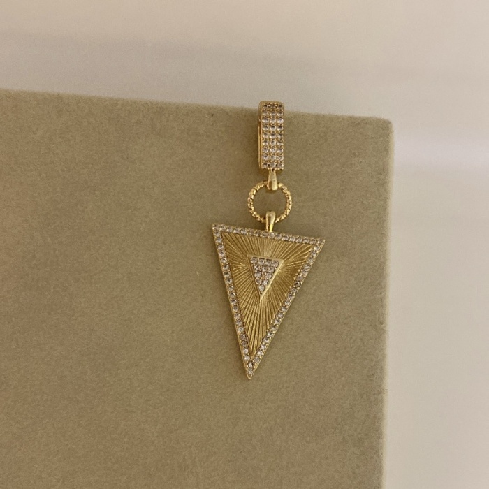 Zirkontaşlı Üçgen Model Charm