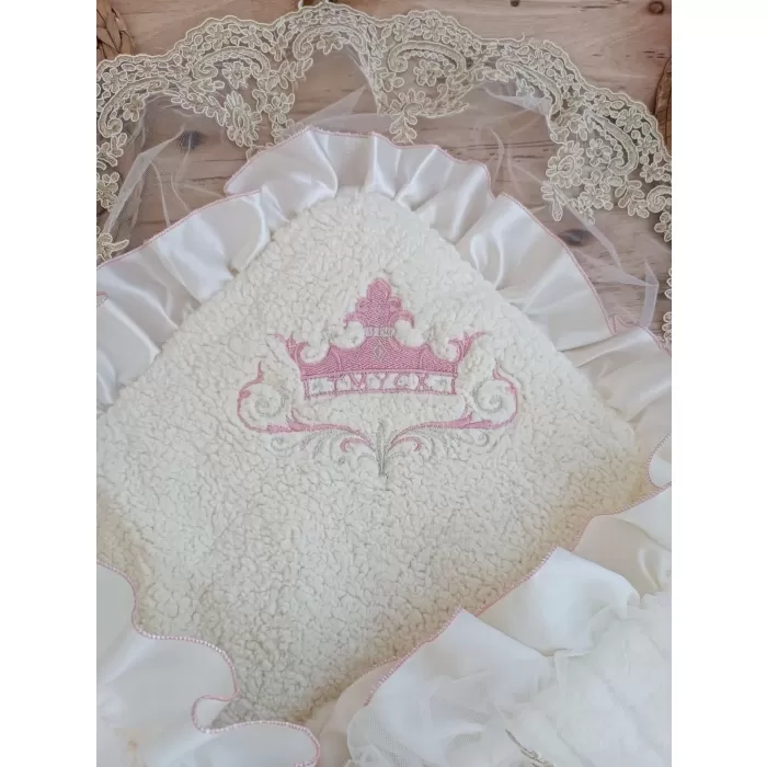 Yenidoğan Wool Yün Kumaş Taç Nakışlı Güpür Duvaklı Fiyonk Prizma Taş Unisex Kundak Bebek Battaniyesi Pembe