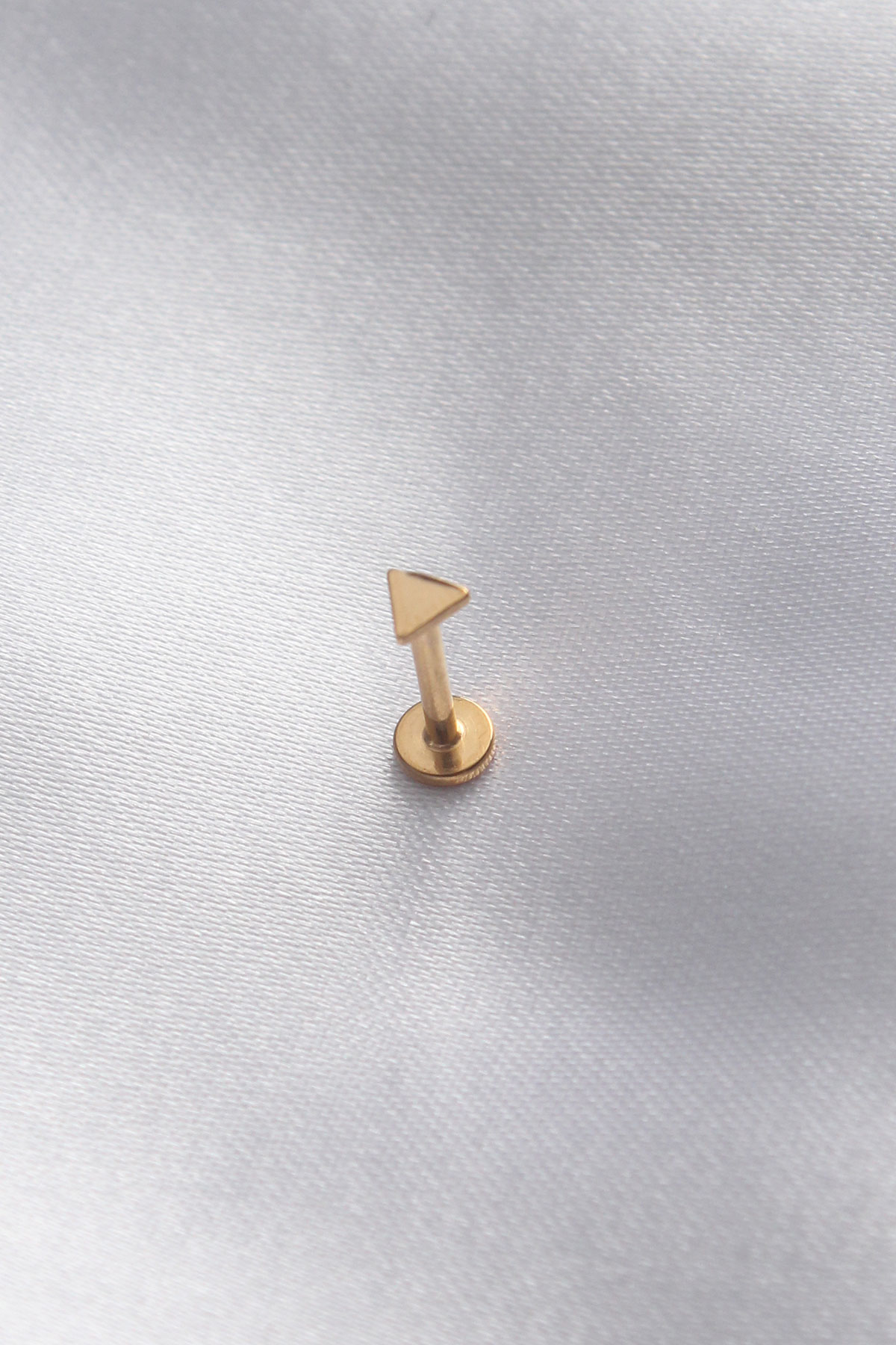 316L Cerrahi Çelik 8 mm Gold Renk Üçgen Dudak Piercing