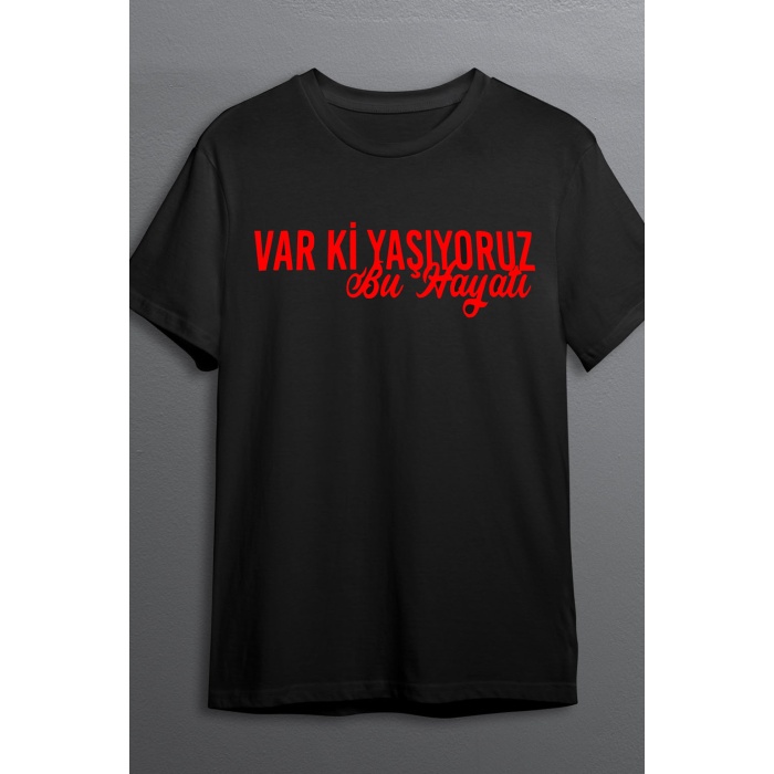 Var Ki Yaşıyoruz Baskılı Pamuklu Likralı T-shirt (Kırmızı Yazılı Siyah) XL Beden