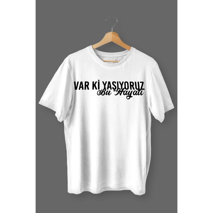 Varki Yaşıyoruz Bu Hayatı Baskılı Pamuklu Likralı T-shirt (Siyah Yazılı Beyaz) S Beden