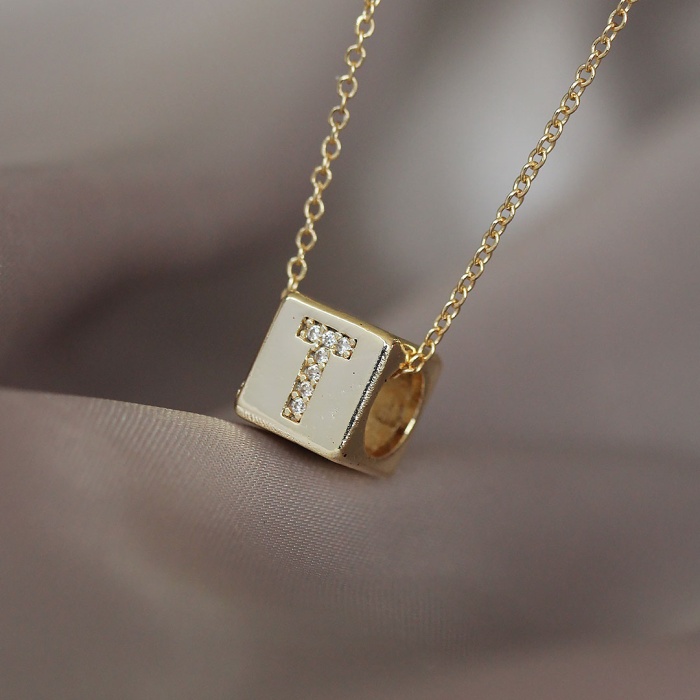 Gold Renkli Küp Model Zirkon Taşlı T Harfli Kolye