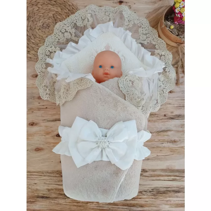 Yenidoğan Wool Yün Kumaş Taç Nakışlı Güpür Duvaklı Fiyonk Prizma Taş Unisex Kundak Bebek Battaniyesi Bej