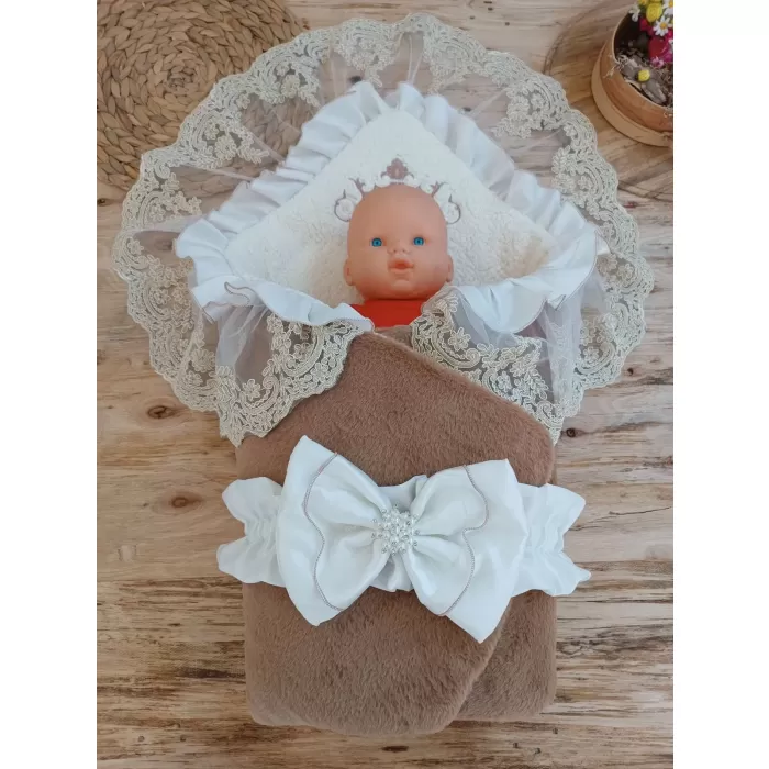 Yenidoğan Wool Yün Kumaş Taç Nakışlı Güpür Duvaklı Fiyonk Prizma Taş Unisex Kundak Bebek Battaniyesi Kahverengi