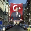 Ay Yıldız Önünde Göğe Bakan Sivil Mustafa Kemal Atatürk ve Türk Bayrağı Yansıması Dış Cephe Poster Bayrak ATA36