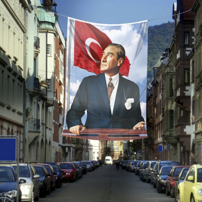 Ay Yıldız Önünde Göğe Bakan Sivil Mustafa Kemal Atatürk ve Türk Bayrağı Yansıması Dış Cephe Poster Bayrak ATA33