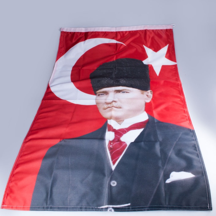 Altın İmzalı Mustafa Kemal Atatürk Dik Bakış Portre Bayrak Dış Cephe Poster ATA42