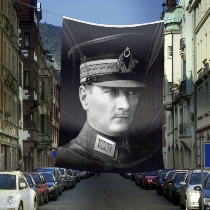 Siyah-Beyaz Askeri Üniformalı Mustafa Kemal Atatürk  Poster Bayrağı ATA44