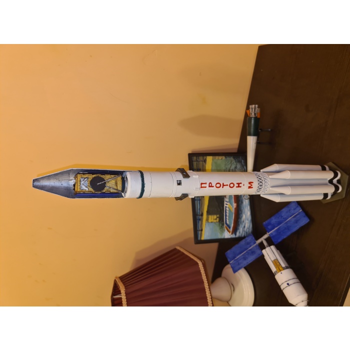 PROTON-M ROCKET ve BRIZ-M üst aşama ölçeği 1:75 civarında bir yerde