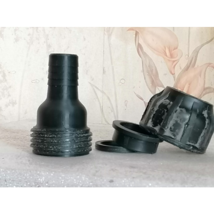 Drenaj pompasını bağlamak için HDPE 32yi esnek PVC 25 hortumuna bağlayan adaptör.