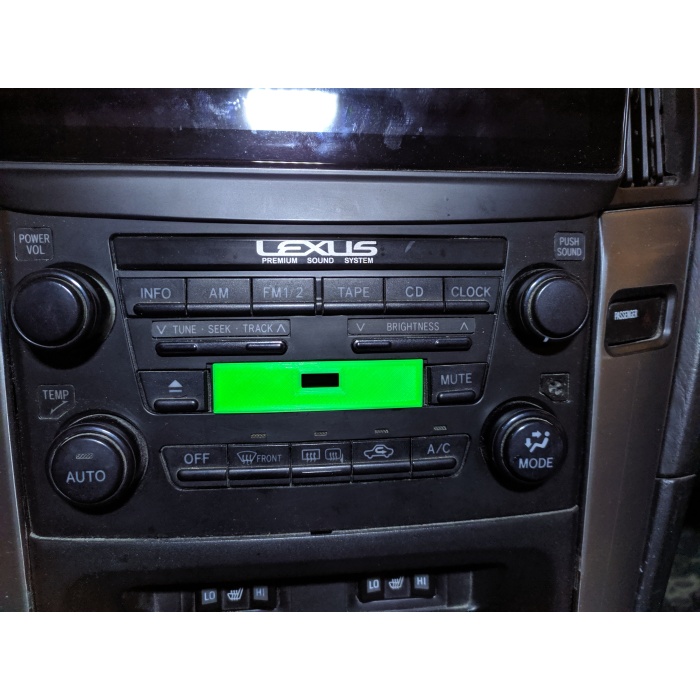 USB konektörünün kaset çalardaki deliğe takılması Lexus RX300/Toyota Harrier 98-03