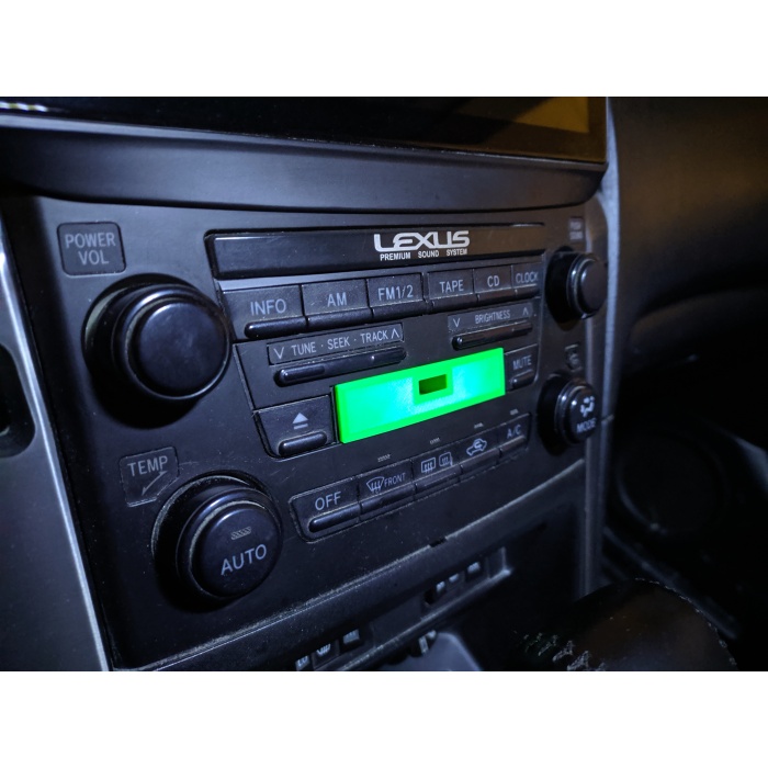 USB konektörünün kaset çalardaki deliğe takılması Lexus RX300/Toyota Harrier 98-03