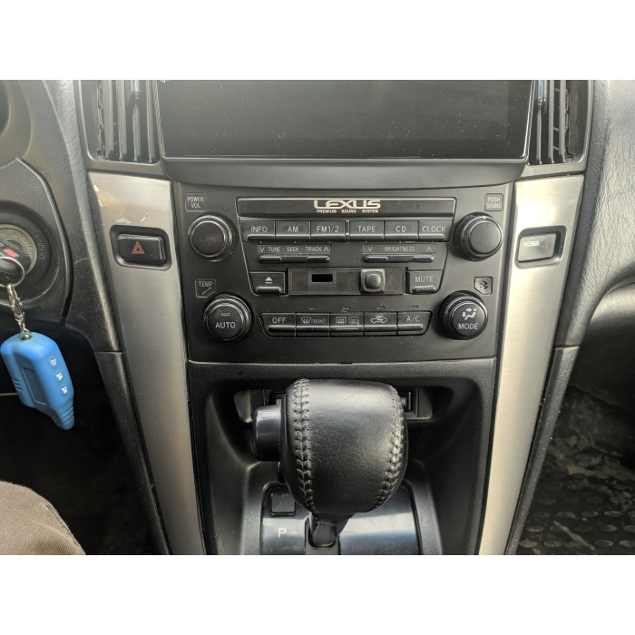 USB konektörünün kaset çalardaki deliğe takılması Lexus RX300/Toyota Harrier 98-03