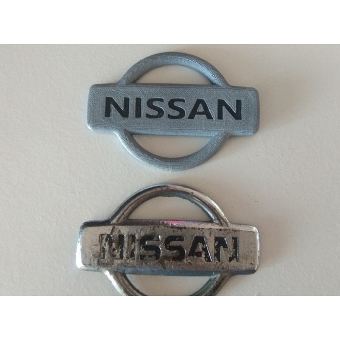 Nissan arabası için rozet