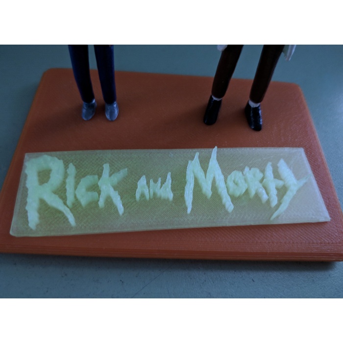 Orijinal yazı tipinde Rick ve Morty yazısı