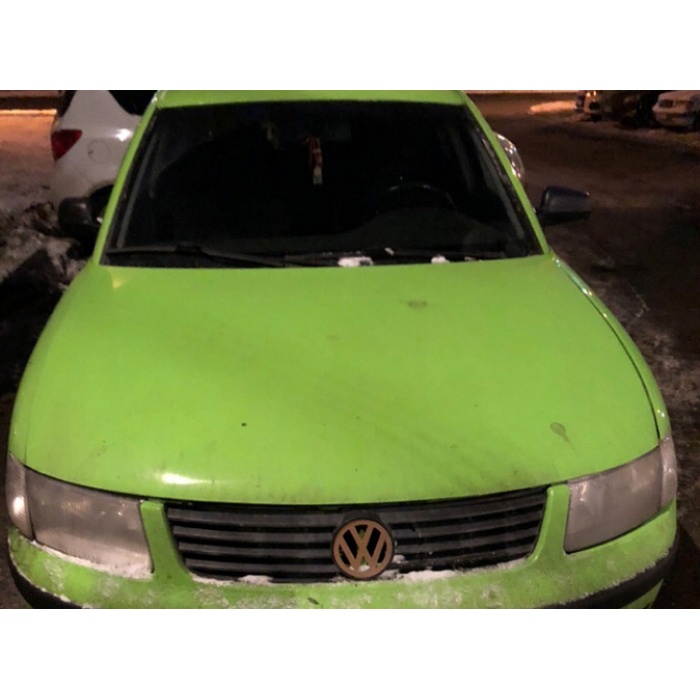 Izgaradaki VW Passat B5 ön arması 3D734007