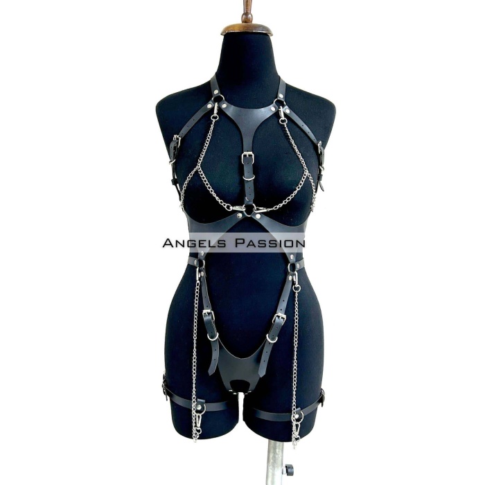 Deri Body Harness, Zincir ve Kelepçeli Fantezi İç Giyim