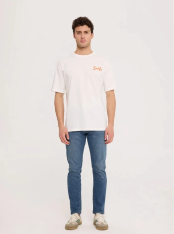 The Crow Surf Half-Relax Tee – Kırık Beyazın Zamansız Şıklığı