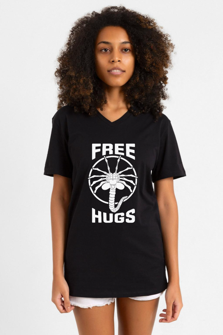 Free Facehugger Hugs Siyah Kadın V yaka Tshirt