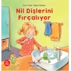 Nil Dişlerini Fırçalıyor